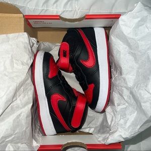 (SOLD SOMEWHERE ELSE)Kids Nike sneakers